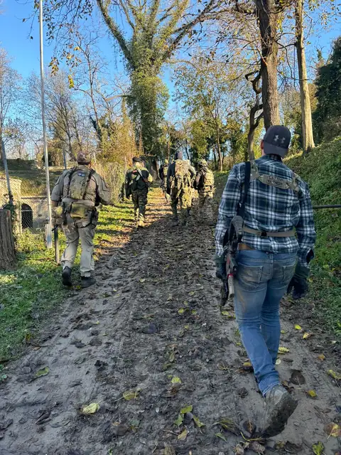Colonna in marcia lungo il sentiero