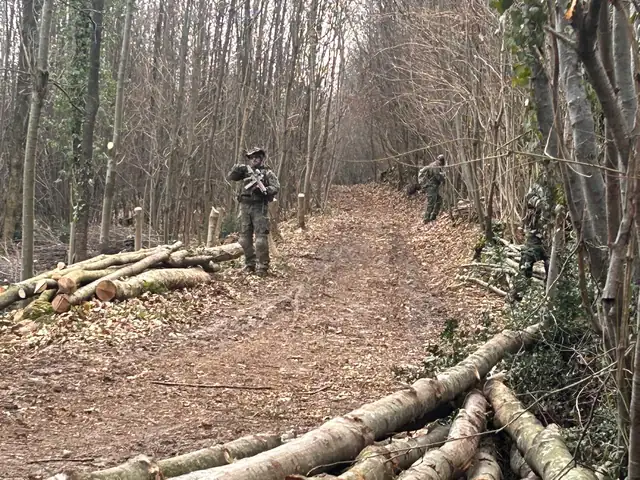 Squadra in movimento nel bosco