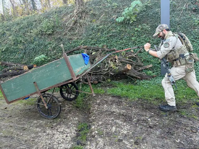 Corsa al riparo vicino alla carriola