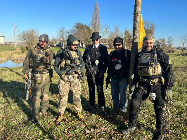 Il team in posa con travestimenti a tema