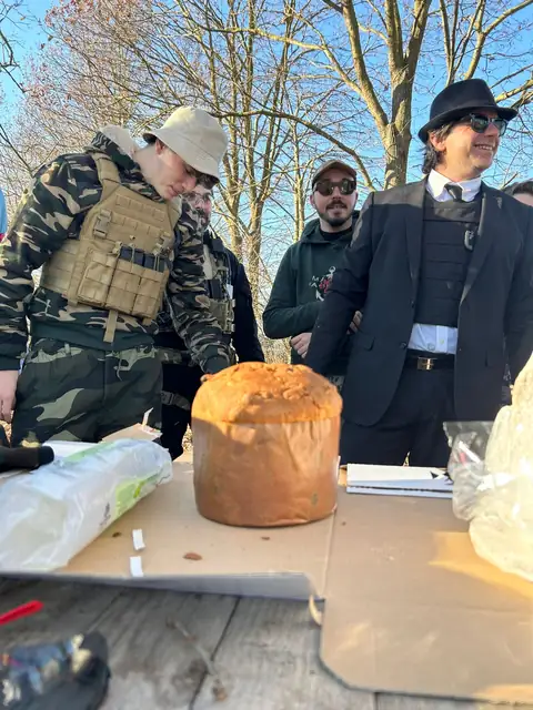 Pausa con il panettone tra i soci