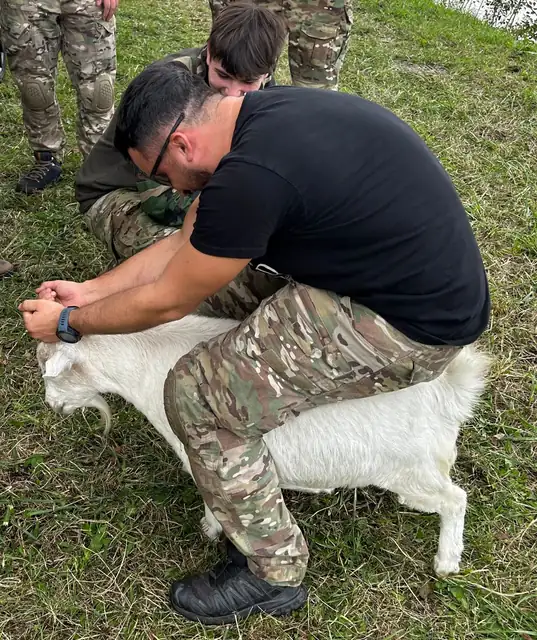 Momento di pausa in campo con una capretta